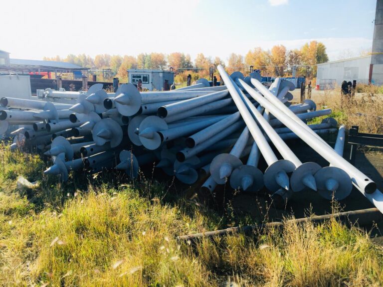 складированные винтовые сваи перед отгрузкой